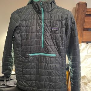 Patagonia bivy pullover puffer jacket, size XS, in perfect condition!